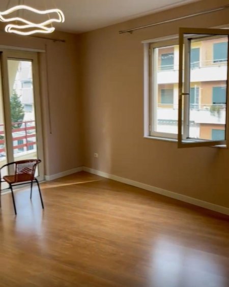 Tirane, jepet me qera apartament 3+1+Ballkon Kati 2, 150 m² 700 € (Rr. Eduart Mano, kopshti Zoologjik)
