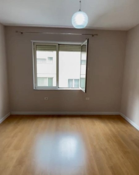 Tirane, jepet me qera apartament 3+1+Ballkon Kati 2, 150 m² 700 € (Rr. Eduart Mano, kopshti Zoologjik)