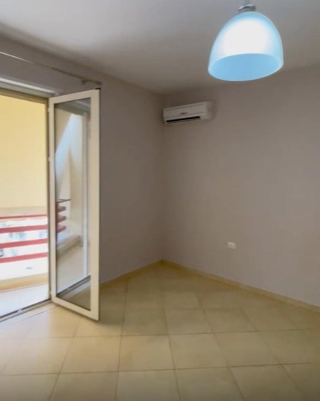 Tirane, jepet me qera apartament 3+1+Ballkon Kati 2, 150 m² 700 € (Rr. Eduart Mano, kopshti Zoologjik)