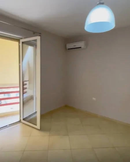 Tirane, jepet me qera apartament 3+1+Ballkon Kati 2, 150 m² 700 € (Rr. Eduart Mano, kopshti Zoologjik)