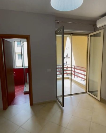Tirane, jepet me qera apartament 3+1+Ballkon Kati 2, 150 m² 700 € (Rr. Eduart Mano, kopshti Zoologjik)