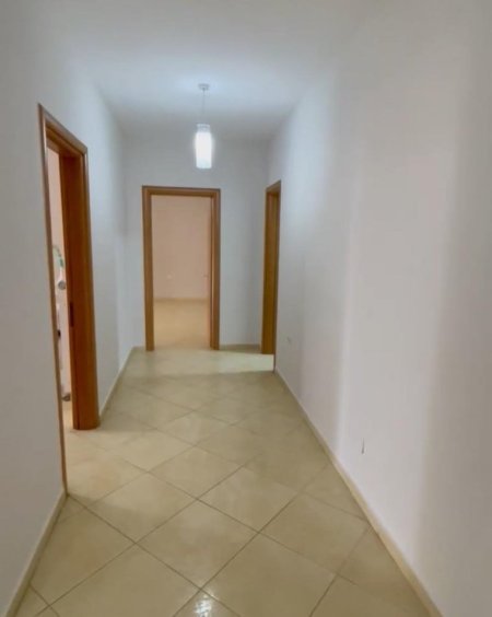 Tirane, jepet me qera apartament 3+1+Ballkon Kati 2, 150 m² 700 € (Rr. Eduart Mano, kopshti Zoologjik)