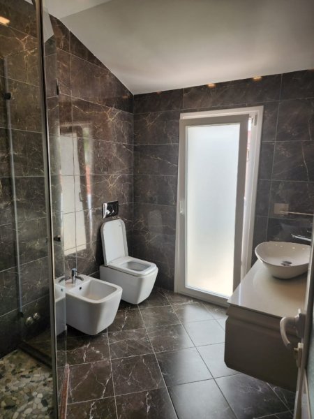 Tirane, jepet me qera 2 Katshe Kati 2, 300 m² 1.500 € (Blloku i vilave Selite)