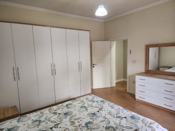 Tirane, jepet me qera 2 Katshe Kati 2, 300 m² 1.500 € (Blloku i vilave Selite)