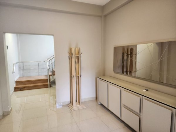 Tirane, jepet me qera 2 Katshe Kati 2, 300 m² 1.500 € (Blloku i vilave Selite)