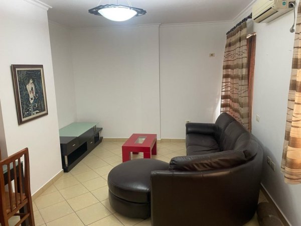 Tirane, jepet me qera apartament 2+1+Ballkon Kati 5, 115 m² 500 € (Rruga Dibrës)