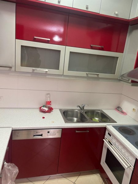 Tirane, jepet me qera apartament 2+1+Ballkon Kati 5, 115 m² 500 € (Rruga Dibrës)