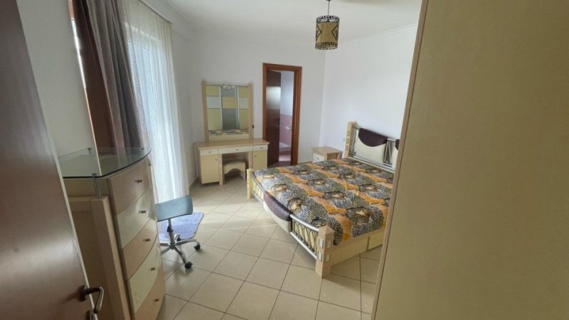 Tirane, jepet me qera apartament 2+1+Ballkon Kati 5, 115 m² 500 € (Rruga Dibrës)