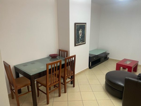 Tirane, jepet me qera apartament 2+1+Ballkon Kati 5, 115 m² 500 € (Rruga Dibrës)