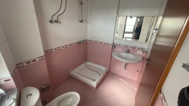 Tirane, jepet me qera apartament 2+1+Ballkon Kati 5, 115 m² 500 € (Rruga Dibrës)