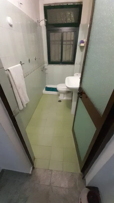 Tirane, jepet me qera apartament 2+1 Kati 1, 600 € (Zona e Bllokut prane shkolles Emin Duraku)