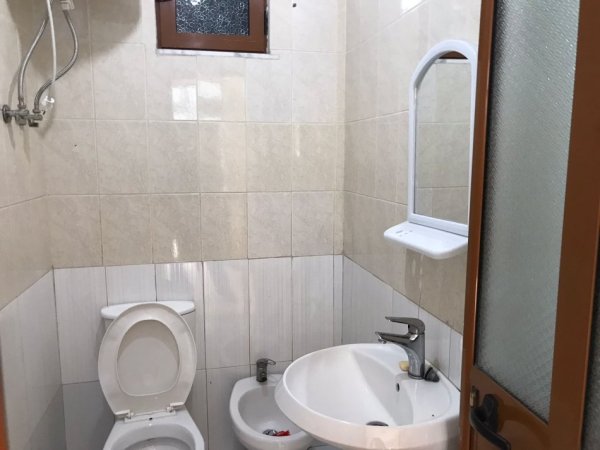Tirane, jap me qera apartament 2+1+Ballkon Kati 1, 115 m² 350 € (ne rrugen 5 Maji Tirane.)