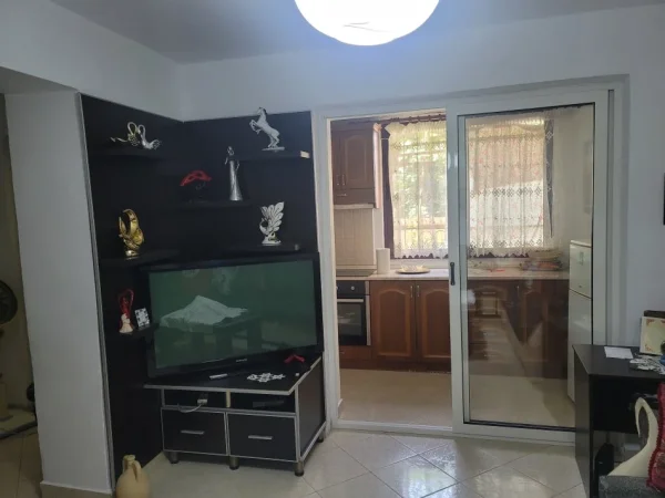Tirane, jepet me qera apartament 1+1+Aneks+Ballkon Kati 1, 70 m² 400 € (ALI VISHA)