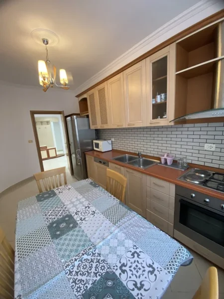 Tirane, jepet me qera apartament 1+1+Aneks+Ballkon Kati 7, 95 m² 650 € (Bllok)