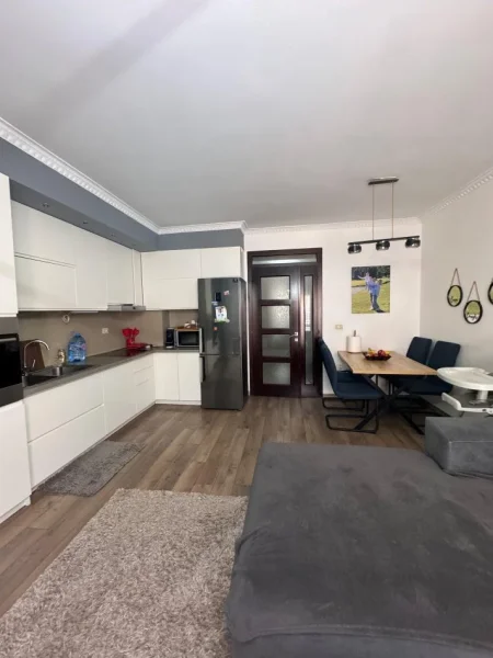 Tirane, shitet  2+1+2 +Ballkon Kati 4, 104 m²  (Restorant Fresku)