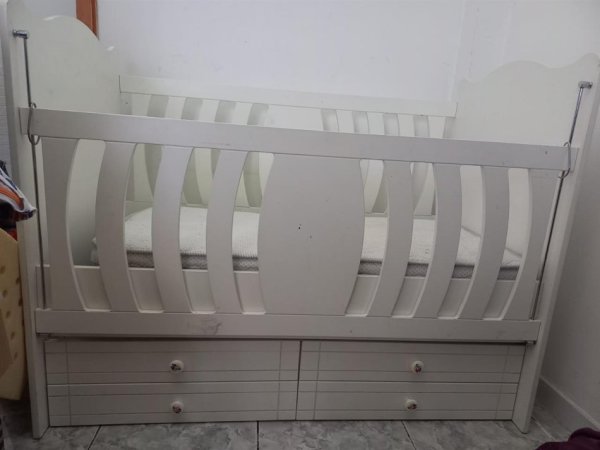 Tirane, falas Shitet krevat bebi + Dyshek 0€