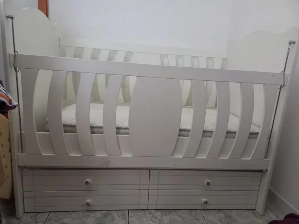 Tirane, falas Shitet krevat bebi + Dyshek 0€