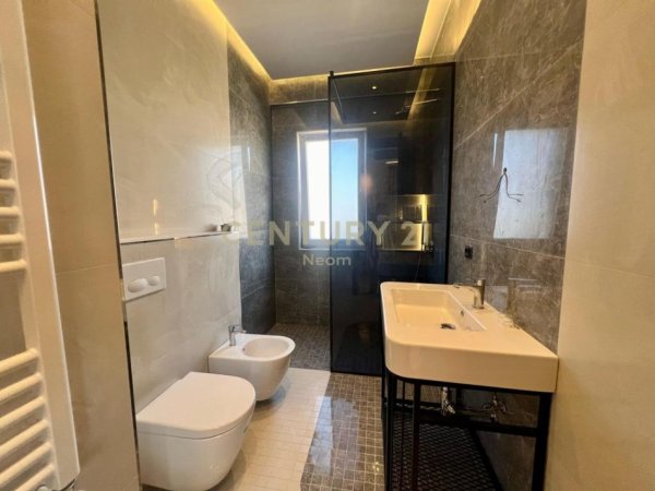 Tirane, jepet me qera apartament duplex 3+1+Ballkon Kati 8, 400 m² 3.500 € (Rruga e Durrsit)