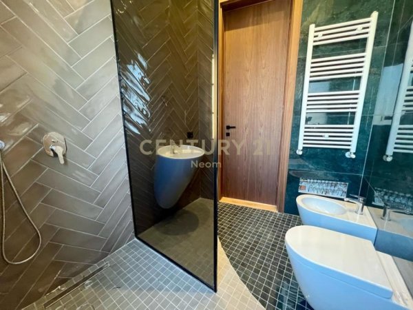 Tirane, jepet me qera apartament duplex 3+1+Ballkon Kati 8, 400 m² 3.500 € (Rruga e Durrsit)