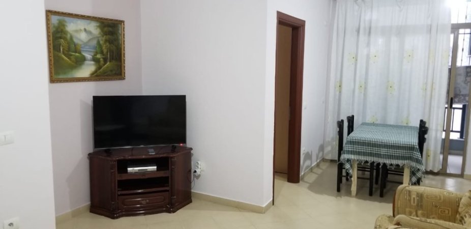 Tirane, jepet me qera apartament 1+1+Ballkon Kati 3, 65 m² 370 € (Astir , Vila L)
