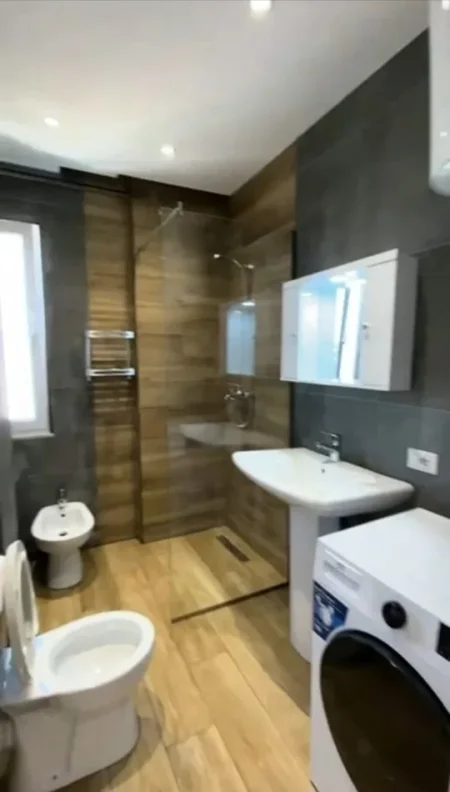 Tirane, jepet me qera apartament 2+1 Kati 3, 550 € (Sauk)