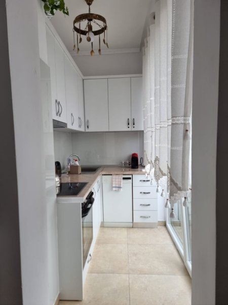 Tirane, jepet me qera apartament 1+1+Aneks+Ballkon Kati 5, 78 m² 800 € (Rr. Durresit afer Kaffe Flora)