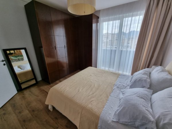 Tirane, jepet me qera apartament 1+1+Aneks+Ballkon Kati 5, 78 m² 800 € (Rr. Durresit afer Kaffe Flora)