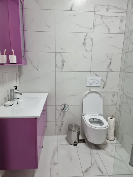 Tirane, jepet me qera apartament 1+1+Aneks+Ballkon Kati 5, 78 m² 800 € (Rr. Durresit afer Kaffe Flora)
