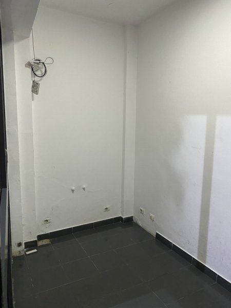 Tirane, jepet me qera ambjent biznesi Kati 0, 7 m² 211 € (Rruga e Durresit)