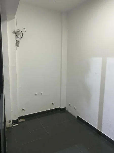 Tirane, jepet me qera ambjent biznesi Kati 0, 7 m² 211 € (Rruga e Durresit)