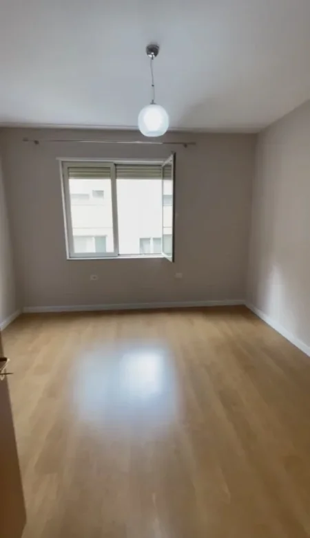 Tirane, jepet me qera zyre Kati 2, 150 m² 700 € (Kopshti Zologjik)