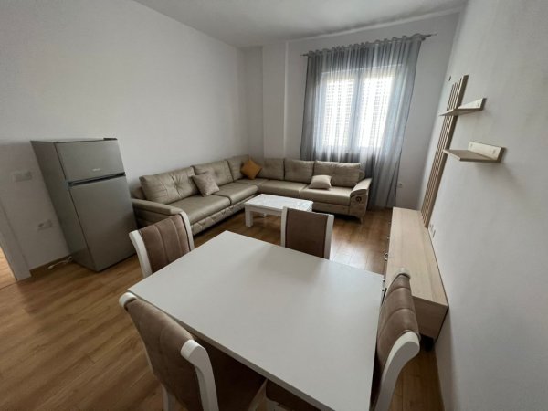 Tirane, jepet me qera apartament 2+1+Ballkon Kati 1, 90 m² 400 € (Hiresia)