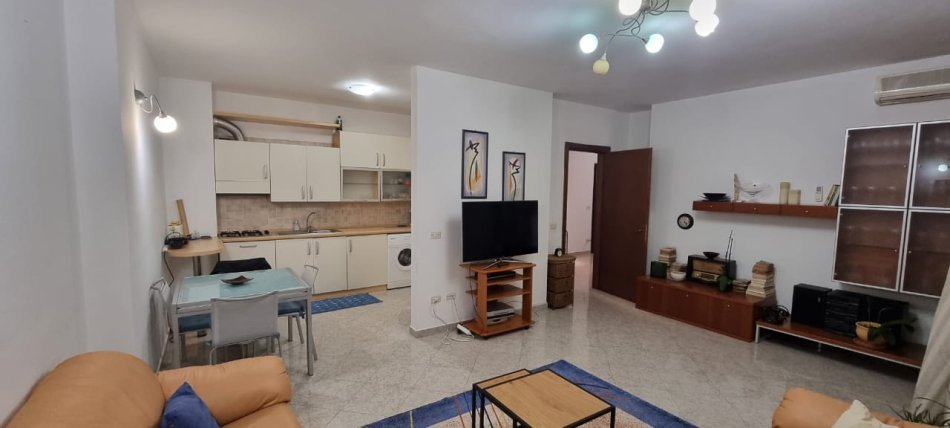 Tirane, jepet me qera apartament 1+1+Ballkon Kati 9, 84 m² 700 € (Rruga Xhorxhi Martinie)
