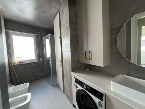 Tirane, jepet me qera apartament 2+1+Ballkon Kati 6, 80 m² 1.000 € (Donika Center)