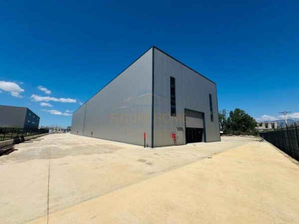 Tirane, shitet magazine , 6.000 m² 3.200.000 € (Autostrada Tiranë-Durrës.)
