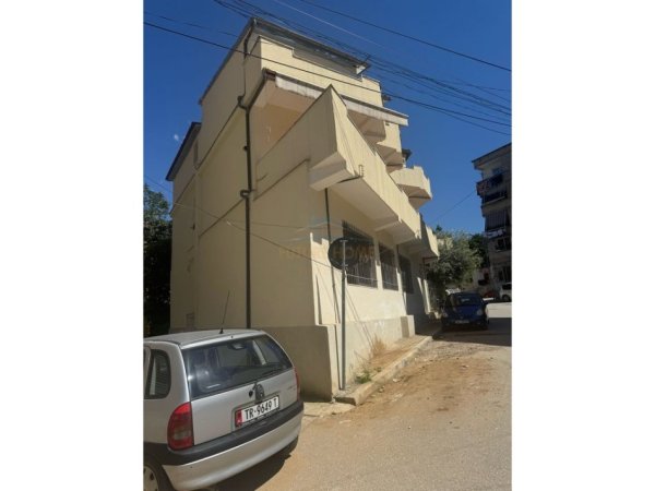 Tirane, shitet apartament 3 Katshe , 151 m² 300.000 € (RRUGA E DIBRES)