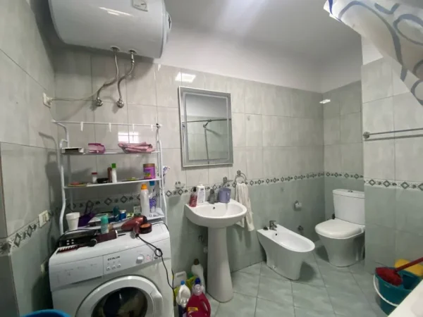 Tirane, shitet apartament 2+1+Ballkon Kati 10, 95 m² 195.000 € (Rruga Kavajes)