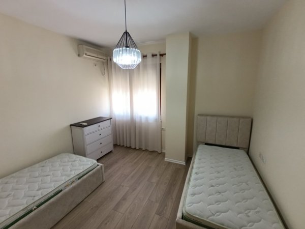 Tirane, jepet me qera apartament 2+1+Ballkon Kati 3, 75 m² 850 € (Myslym Shyri)