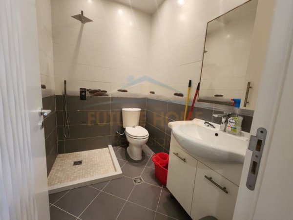 Tirane, jepet me qera apartament 2+1+Ballkon Kati 8, 108 m² 800 € (Rruga Panorames)