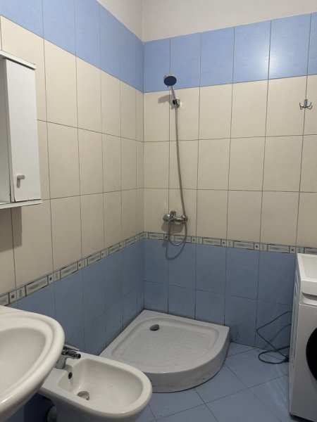 Shqiperi, jepet me qera apartament 2+1 Kati 2, 121 m² 460 € (Irfan Tershana siper ruges per nga depo e ujit)