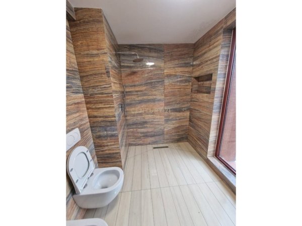 Tirane, jepet me qera zyre Kati 6, 67 m² 1.000 € (Rruga e Kavajës!)