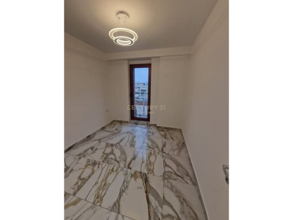 Tirane, jepet me qera zyre Kati 6, 67 m² 1.000 € (Rruga e Kavajës!)