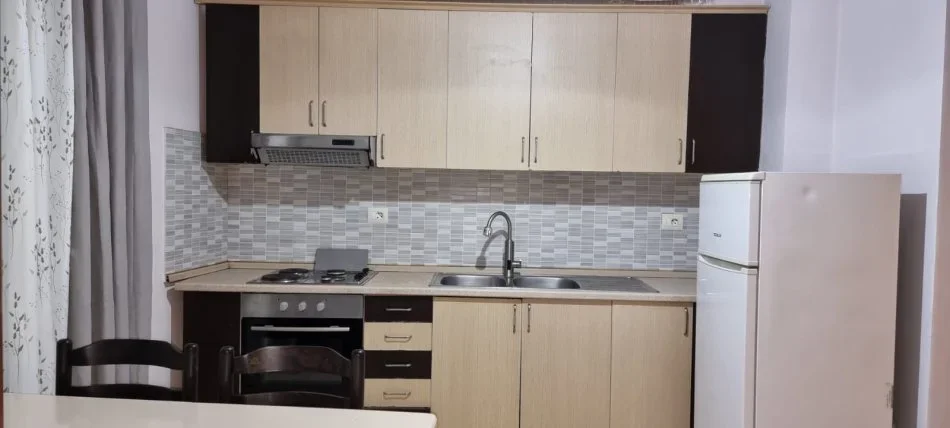 Tirane, jepet me qera apartament 1+1 Kati 3, 60 m² 37,000 Leke (Rruga Loni Ligori)