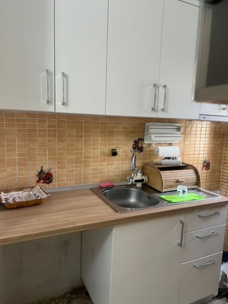 Tirane, jepet me qera apartament 1+1 Kati 1, 40 m² 450 € ( JEPET ME QERA AMBIENT 1+1 – PËRBALLË MINISTRISË SË DREJTËSISË – 450 EURO/MUAJ)