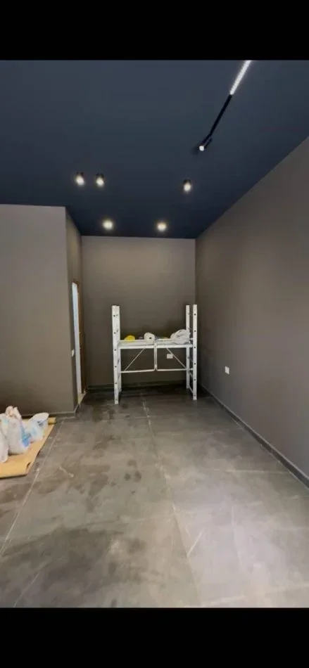 Tirane, shitet dyqan Kati 0, 30 m² 132.000 € (komuna e parisit)