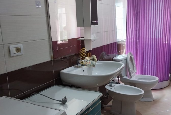 Tirane, jepet me qera apartament 2+1+Ballkon Kati 2, 100 m² 350 € (Rruga e Dajtit)