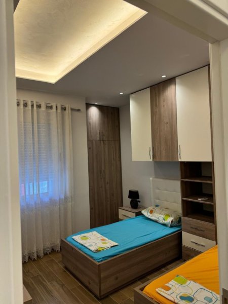 Tirane, jepet me qera apartament 2+1+Aneks+Ballkon Kati 4, 100 m² 600 € (pallati me shigjeta)