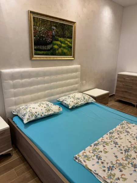 Tirane, jepet me qera apartament 2+1+Aneks+Ballkon Kati 4, 100 m² 600 € (pallati me shigjeta)