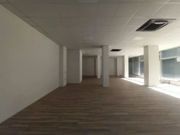 Tirane, jepet me qera ambjent biznesi , 172 m² 2.855 € (Bulevardi I Ri)