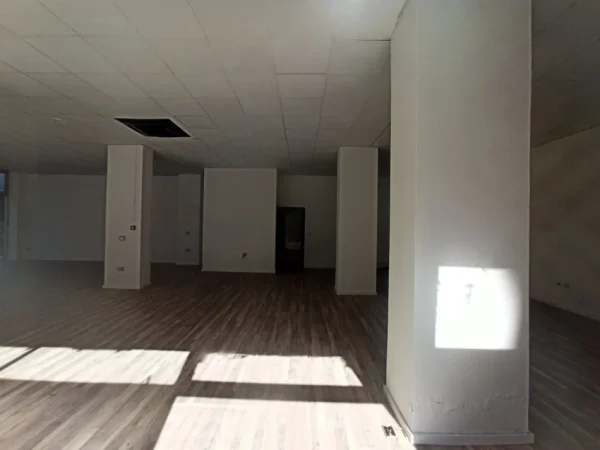Tirane, jepet me qera ambjent biznesi , 172 m² 2.855 € (Bulevardi I Ri)